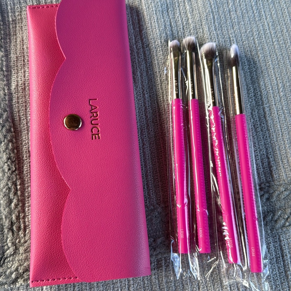 LARUCE BEAUTY KAYLA 4 PIECE BRUSH SET IN CARRYING CASE
